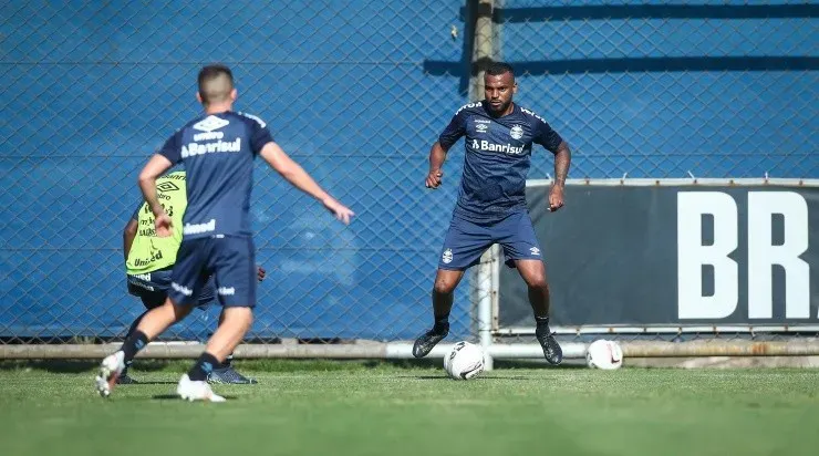 Foto: Lucas Uebel/Grêmio/Divulgação – Léo Gomes: lateral vem recuperando espaço no Grêmio