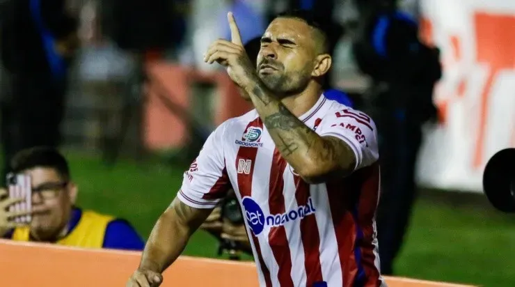 Foto: Rafael Vieira/AGIF – Maurício comemorando seu único gol pelo Timbu.