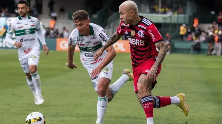 Foto: Robson Mafra/AGIF – Natanael e Cebolinha: lateral marcou muito bem o atacante do Flamengo