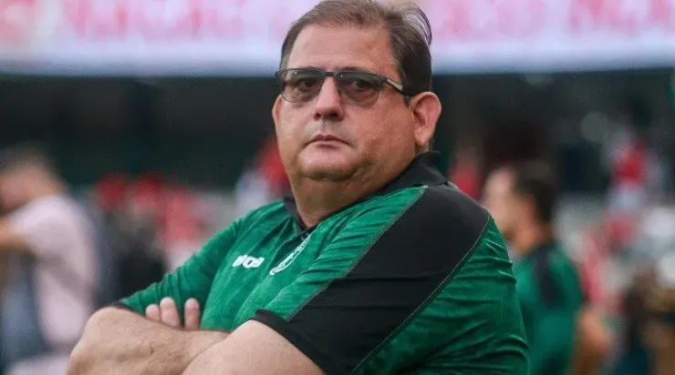Foto: Gabriel Machado/AGIF – O treinador conseguiu manter o Coritiba na Série A do Brasileirão