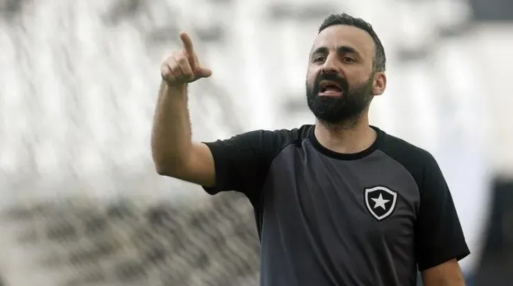 Foto: Reprodução/Vítor Silva/Botafogo – Principal auxiliar de Luís Castro, Vítor Severino projetou o futuro do Botafogo