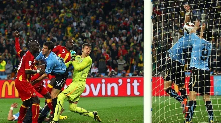Foto: Cameron Spencer/Getty Images – “Defesa” de Suárez ficou eternizada na história das Copas.