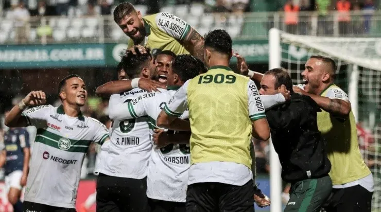 Foto: Robson Mafra/AGIF – Jogadores comemorando um dos gols de Pinho contra o Cianorte.