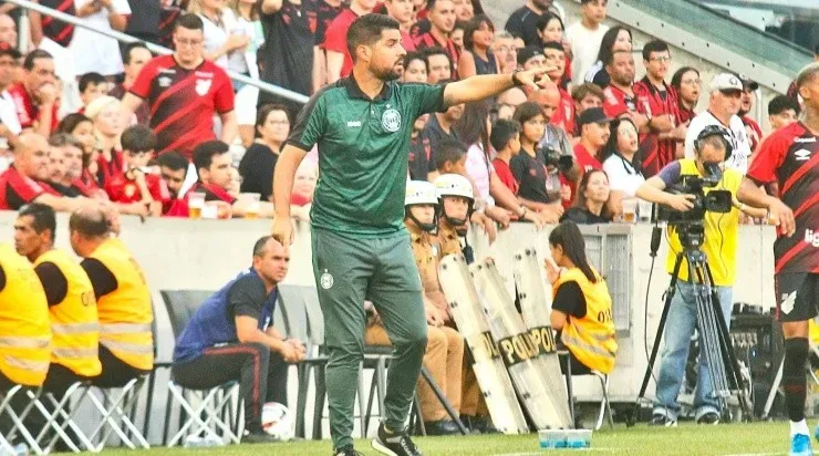 Foto: Gabriel Machado/AGIF – O treinador apontou que o rival está sendo favorecido