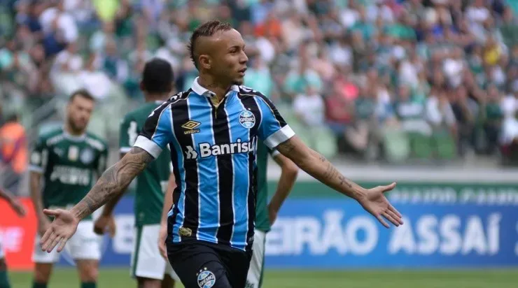 Foto: Bruno Ulivieri/AGIF – O atacante viveu o melhor momento de sua carreira com a camisa do Grêmio