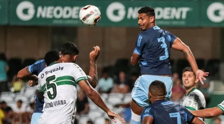 Foto: Robson Mafra/AGIF – O camisa 5 realizou sua estreia pelo Coritiba no meio de semana