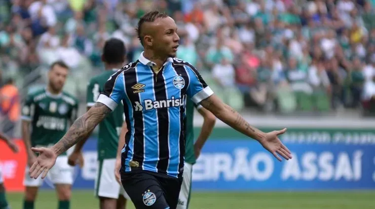 Foto: Bruno Ulivieri/AGIF – O atacante iniciou sua carreira e se destacou pelo Grêmio