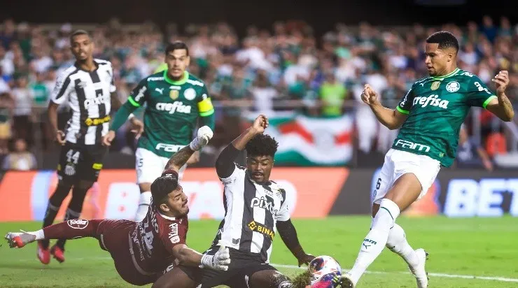 Foto: Marcello Zambrana/AGIF – Murilo em ação no clássico contra o Santos.