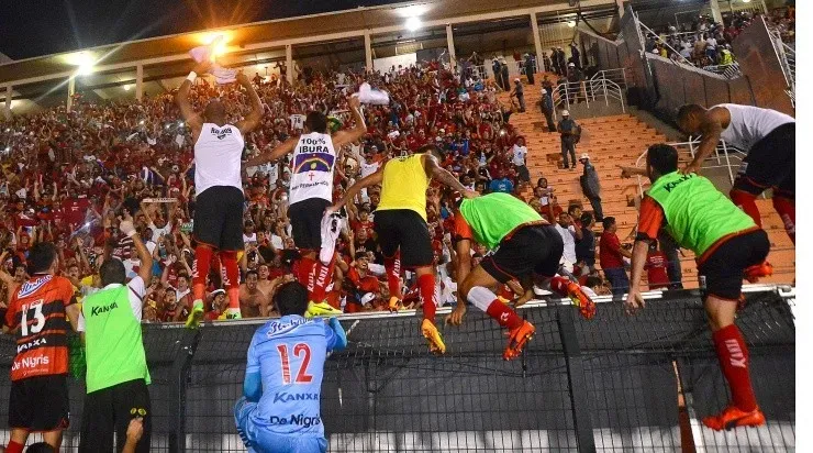 Foto: Mauro Horita/AGIF – Elenco do Ituano comemorando com a torcida no Pacaembu.