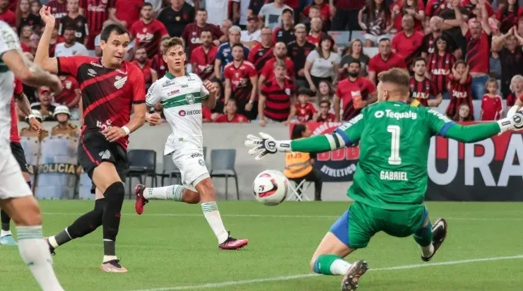 Foto: Robson Mafra/AGIF – Gabriel em ação no clássico contra o Athletico.