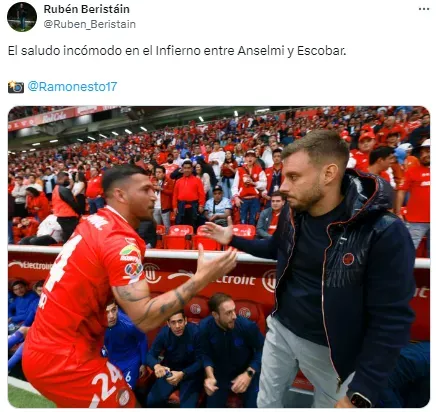 El saludo entre Escobar y Anselmi. (X @Ruben_Beristain / @Ramonesto17)