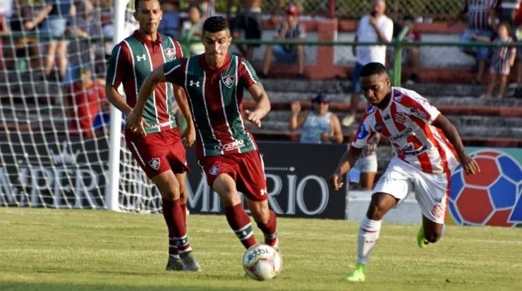 Egídio em ação pelo Fluminense