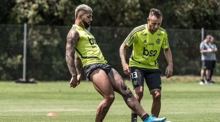 Gabigol e Rafinha provocaram o Palmeiras em festa do título da Recopa