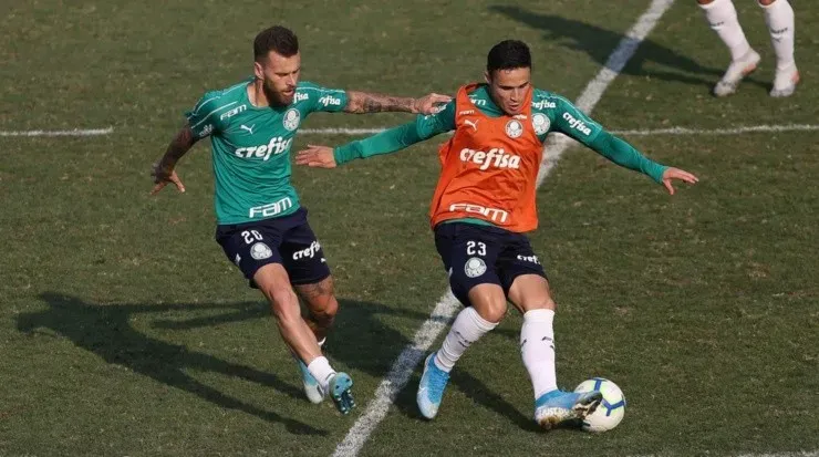 Raphael Veiga e Lucas Lima brigam por vaga de meia centralizado, com Zé Rafael vindo por fora (Foto: César Grec/ Ag. Palmeiras)