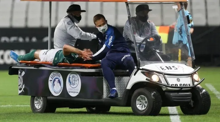 Viña foi substituído com um corte profundo na região da cabeça – Foto: Cesar Greco/Palmeiras.