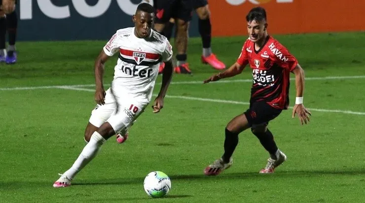 Léo vem sendo muito elogiado – Foto: Rubens Chiri/São Paulo FC.