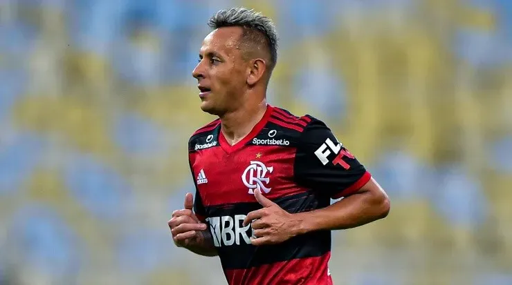 Lateral já deixou claro seu desejo em retornar ao Flamengo – Foto: Thiago Ribeiro/AGIF.