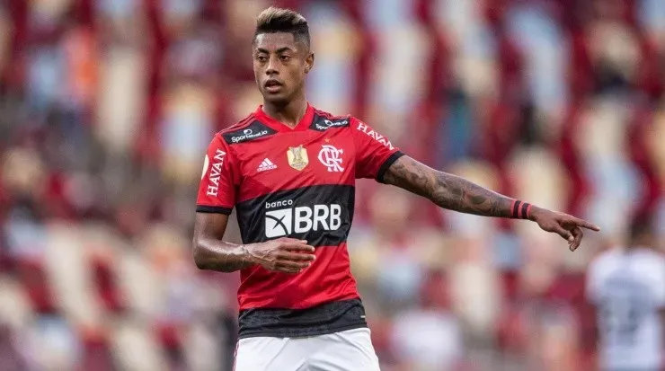 Diante do Athletico, Bruno Henrique saiu de campo lesionado (Foto: Thiago Ribeiro/AGIF)