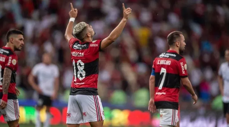 Jogadores do Flamengo comemoram gol diante do Athletico (Foto: Thiago Ribeiro/AGIF)