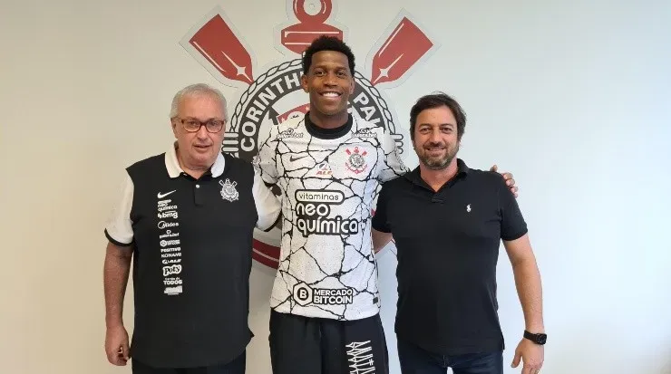 Foto: Olavo Guerra/Agência Corinthians/Divulgação – Roberto de Andrade, Gil e Duílio Monteiro: zagueiro está de contrato renovado com o Timão