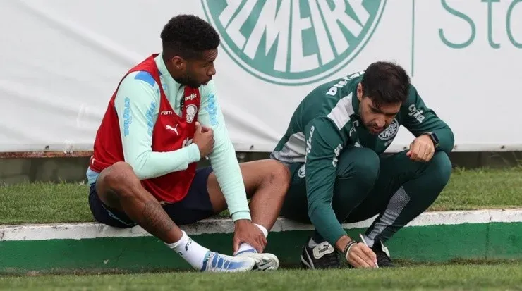 Abel Ferreira e Wesley conversaram bastante durante o treino destaquinta-feira (5). Foto: César Greco/ Palmeiras