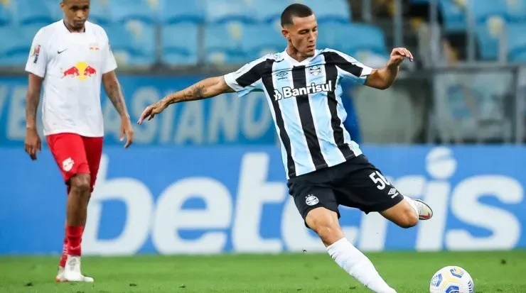 Foto: Pedro H. Tesch/AGIF – Victor Bobsin: volante está de saída do Grêmio