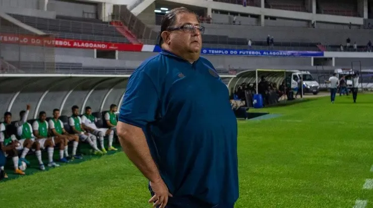 Foto: Francisco Cedrim/AGIF – O treinador chega com a missão de manter o Coxa na Série A