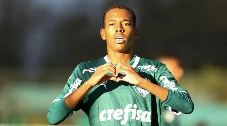 Foto: Fabio Menotti/ Ag. Palmeiras – Estêvão vem brilhando na base.