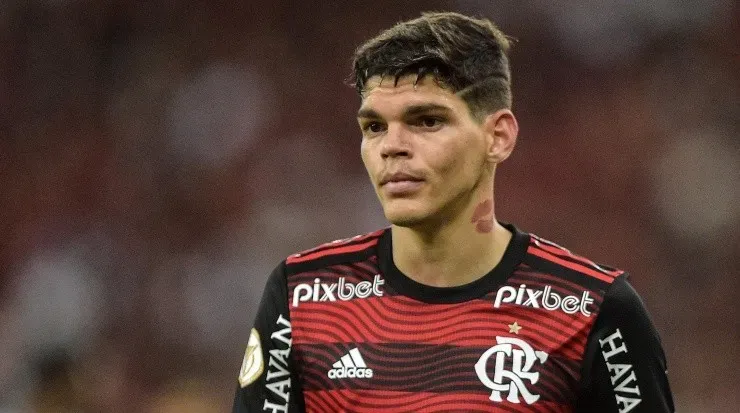 Foto: Thiago Ribeiro/AGIF – Ayrton Lucas quer permanecer no Flamengo.