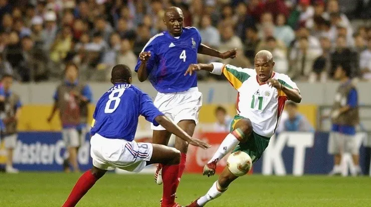 Foto: Shaun Botterill/Getty Images – França foi surpreendida por Senegal na sua primeira partida de 2002.