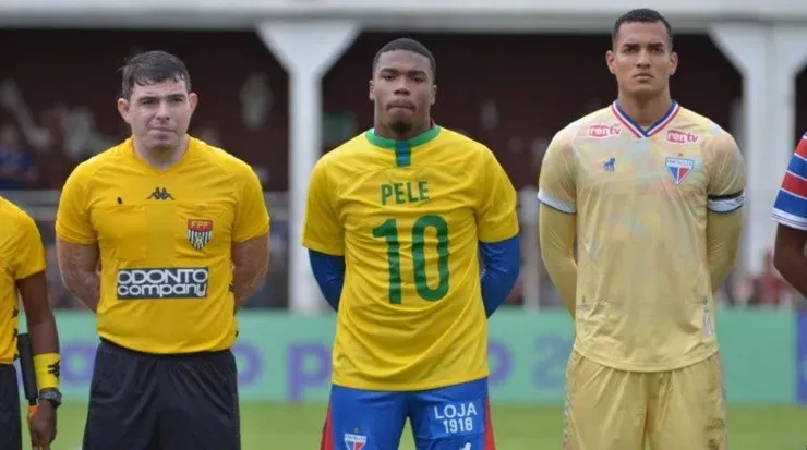 Foto: Gero Rodrigues/FEC – O capitão do Fortaleza Matheus Oliveira entrou em campo trajado com a camisa de Pelé