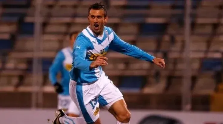 No llegó a jugar un partido con la playera azulcrema (Getty Images)
