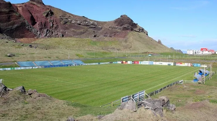 La cancha ubicada en Hasteinsvollur, Finlandia, en la que juega el Íþróttabandalag Vestmannaeyja (Fuente: Wikipedia)