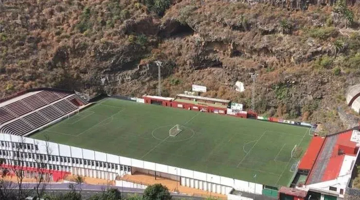 Una gema imperdible, una cancha al pie de una montaña y sobre un edificio de oficinas (Fuente: @CDMensajero)