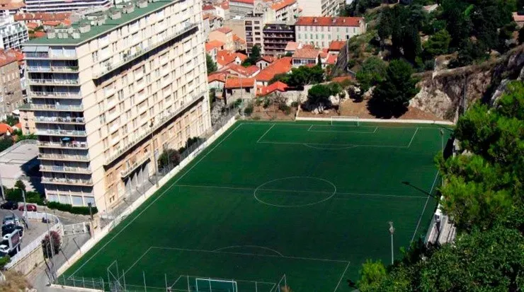 No tiene tribunas por eso el público se junta en los balcones del edificio (Fuente: Wikipedia)