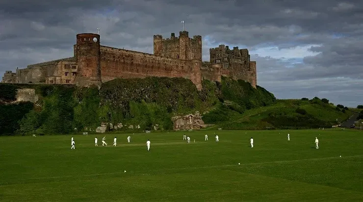 A escasos metros de un castillo medieval los locales disfrutan del fútbol  (Fuente: Getty Images)