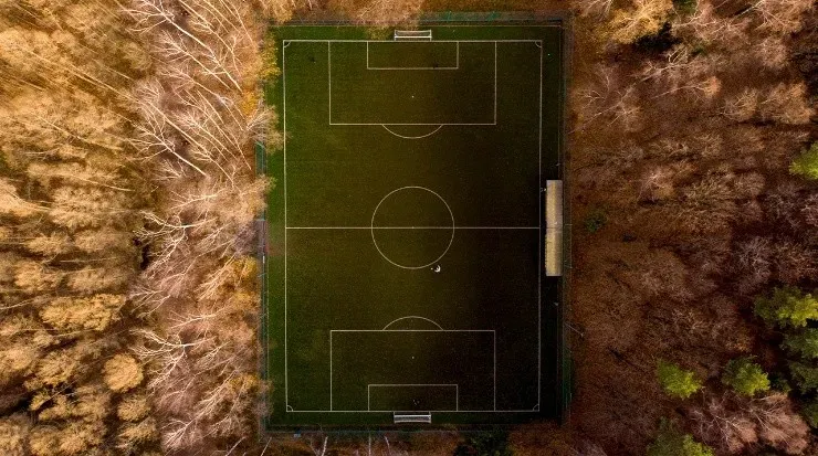 Perdida entre una frondosa arboleda brilla esta cancha impecable en Moscú (Fuente: Unsplash)