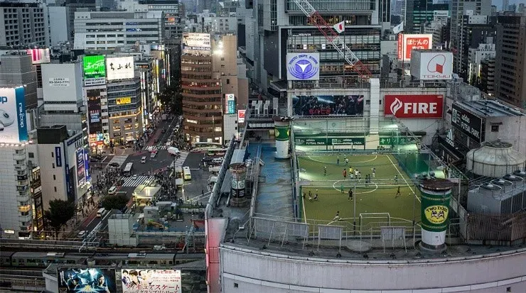 En la terraza de un alto edificio en Tokio luce este campo tan especial, que da vértigo (Fuente: Getty Images)