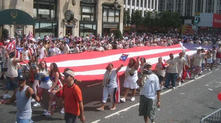 Puerto Rico y Estados Unidos parecen tener un vínculo inquebrantable entre ellos, por algo son una de las comunidades latinas más exitosas en USA (Fuente: Wikipedia)