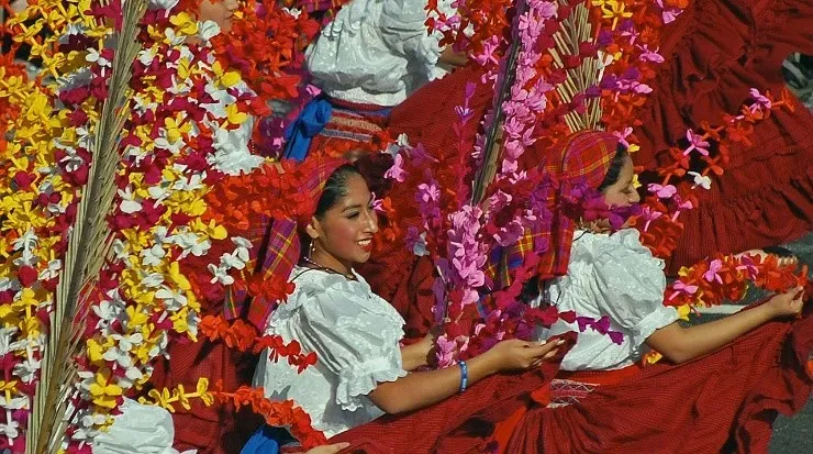 Ninguno de los salvadoreños que decidieron vivir en Estados Unidos olvida sus raíces, por lo que no es extraño verlos llevar sus colores y tradiciones por donde van (Fuente: Wikipedia)