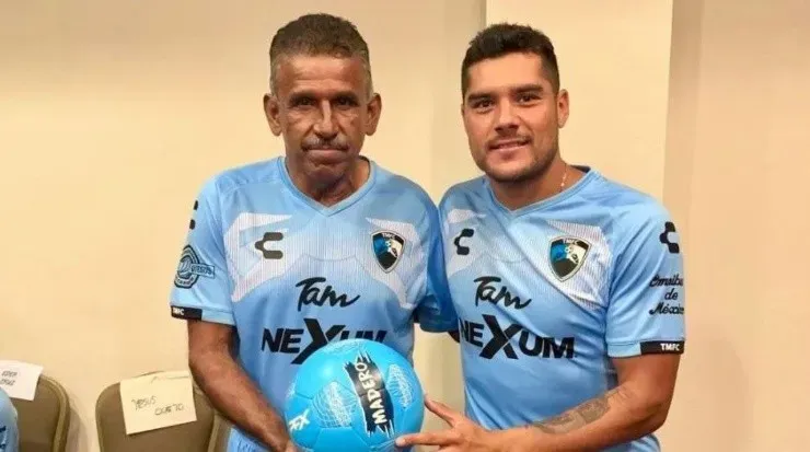 El histórico Sergio Lira con el delantero de Tampico Madero Javier Orozco (Foto: @MemoriaFutbol_).