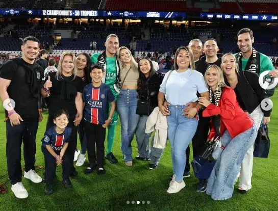 Keylor Navas junto a familiares y amigos