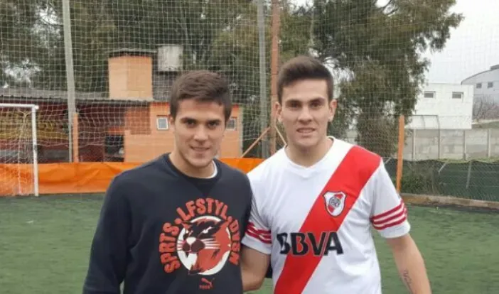 Fabricio Bustos junto a su hermano Nicolás, con la remera de River