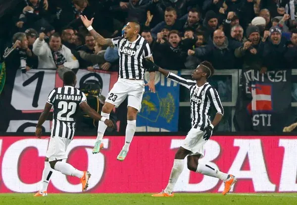 Juventus&#039; Vidal celebrates with teammates after scoring against AS Roma during their Italian Serie A soccer match in Turin
