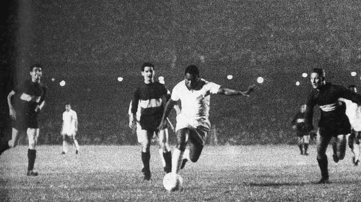 Pelé em campo contra o Boca Juniors. (Foto: Acervo LANCE!)