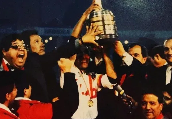 Jorge Vergara junto a Peter Dragicevic tras ganar la Copa Libertadores 1991 con Colo Colo.