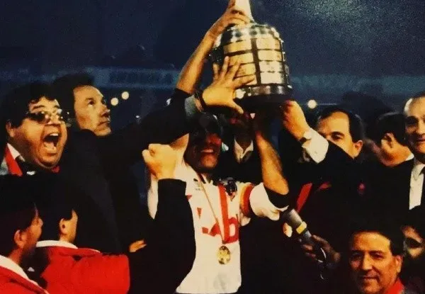 Jorge Vergara junto a Peter Dragicevic tras ganar la Copa Libertadores 1991 con Colo Colo. 