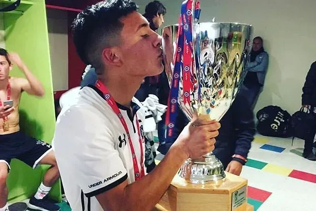 Josué Ovalle festeja el título que ganó en Colo Colo.