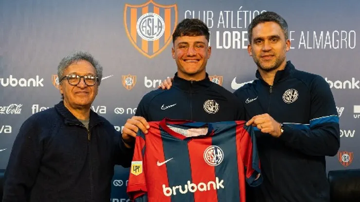 Santiago Torres firmó su primer contrato profesional.