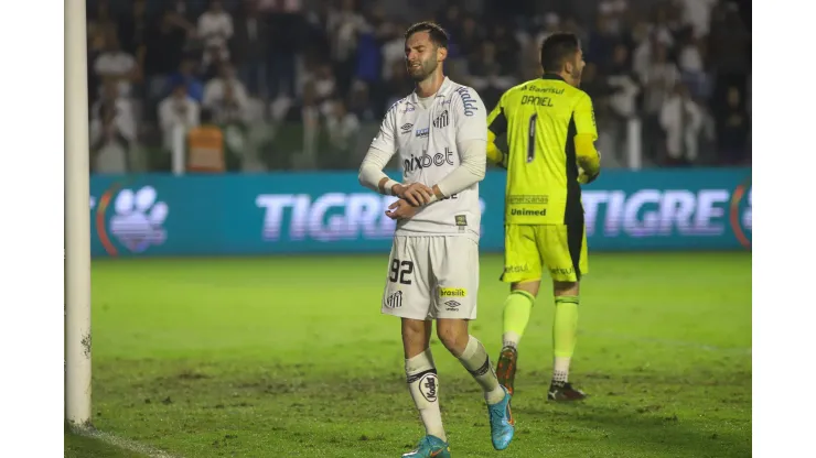 Foto: (Fernanda Luz/AGIF) - Léo Baptistão não joga as oitavas de final da Sul-Americana e desfalca o Santos
